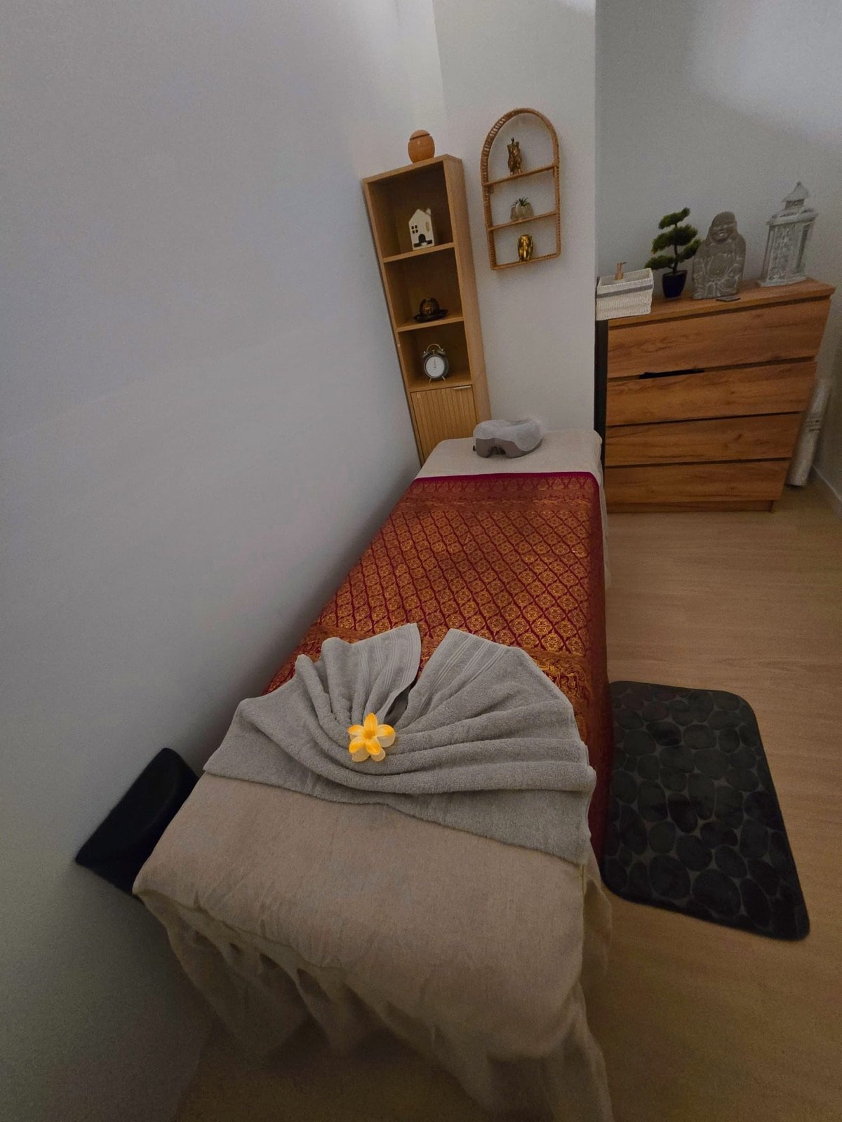 Sala de massagem com óleo e marquesa