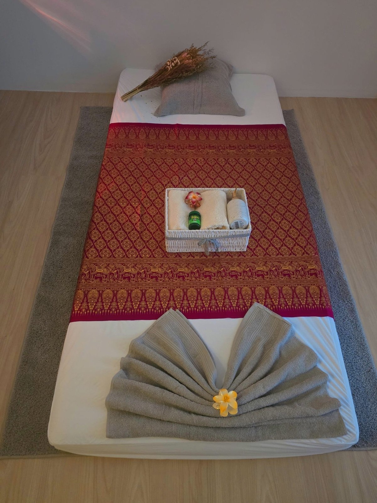 Colchão de massagem tailandesa preparado com toalhas